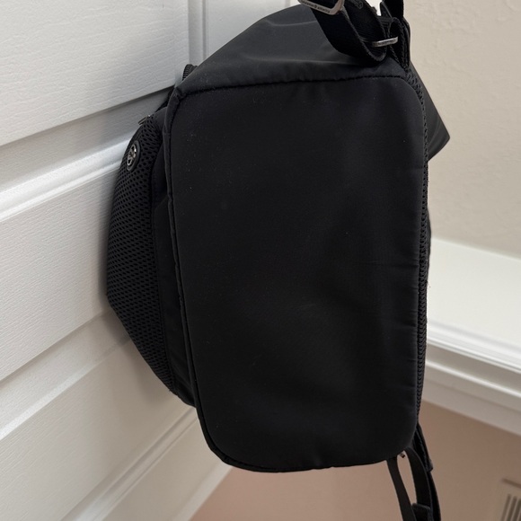 Lululemon Everywhere Backpack in 17L in Black - Picture 13 of 17